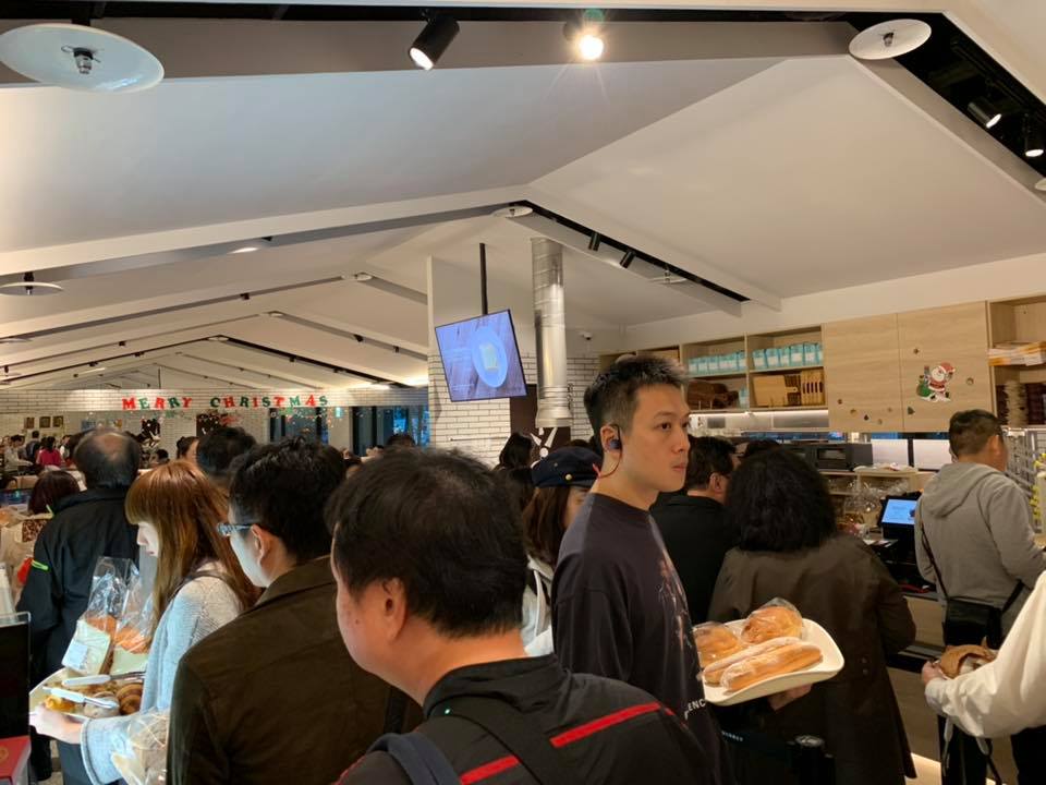 結帳的時候大排長龍，吳寶春麵包店人氣依舊不減。 圖：翻攝蔡正元臉書