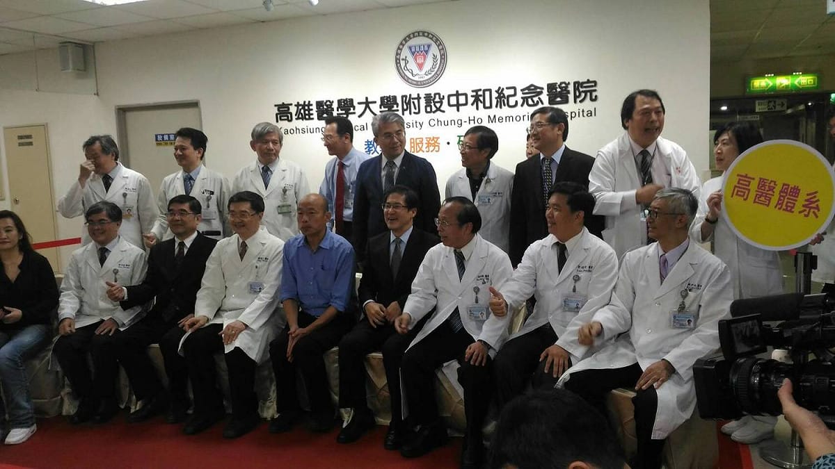 高醫醫師爭相與韓國瑜合照。 圖：孫家銘/攝