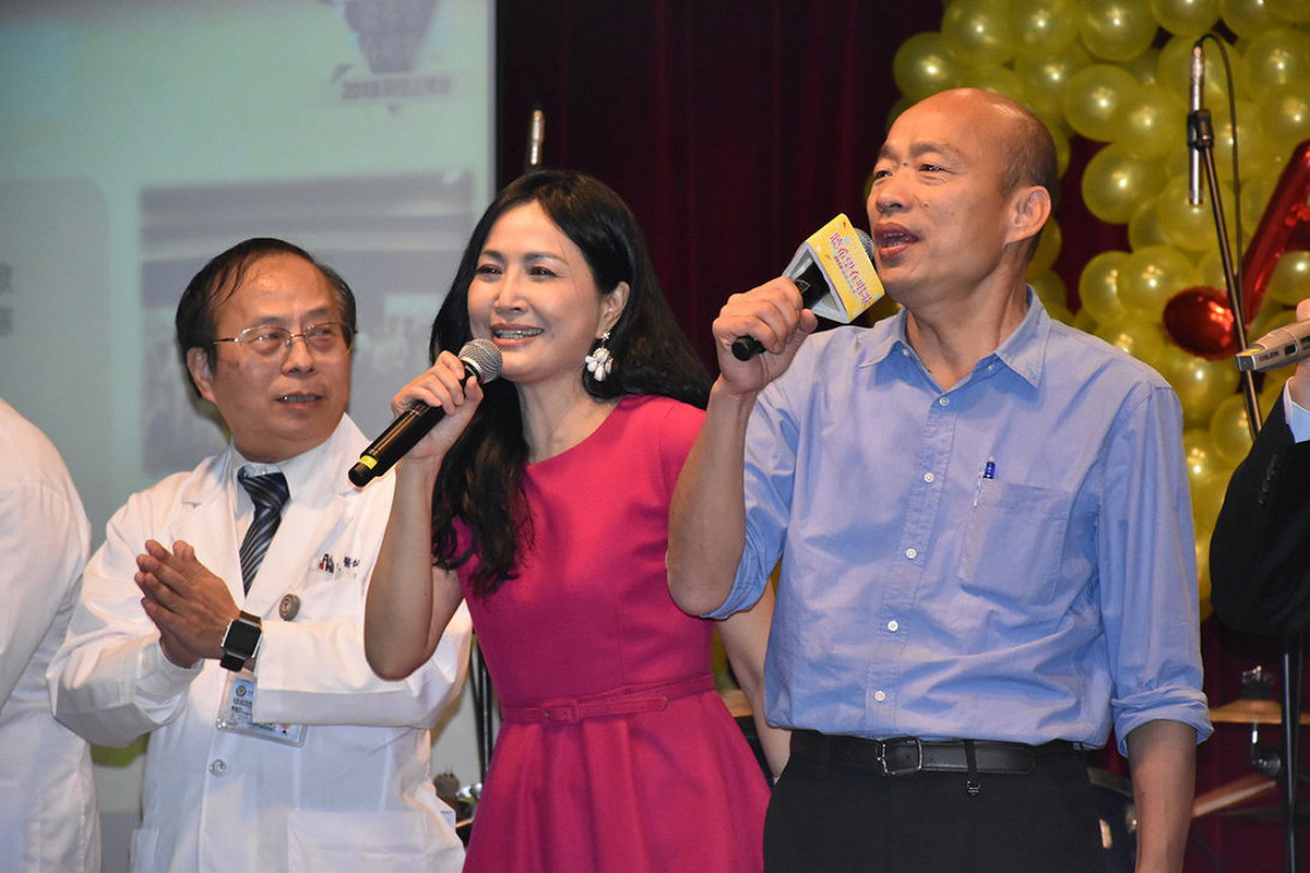韓國瑜（右）與于台煙合唱，侯友宜的胞兄高醫院長侯明峰在旁打拍子。 圖：孫家銘/攝
