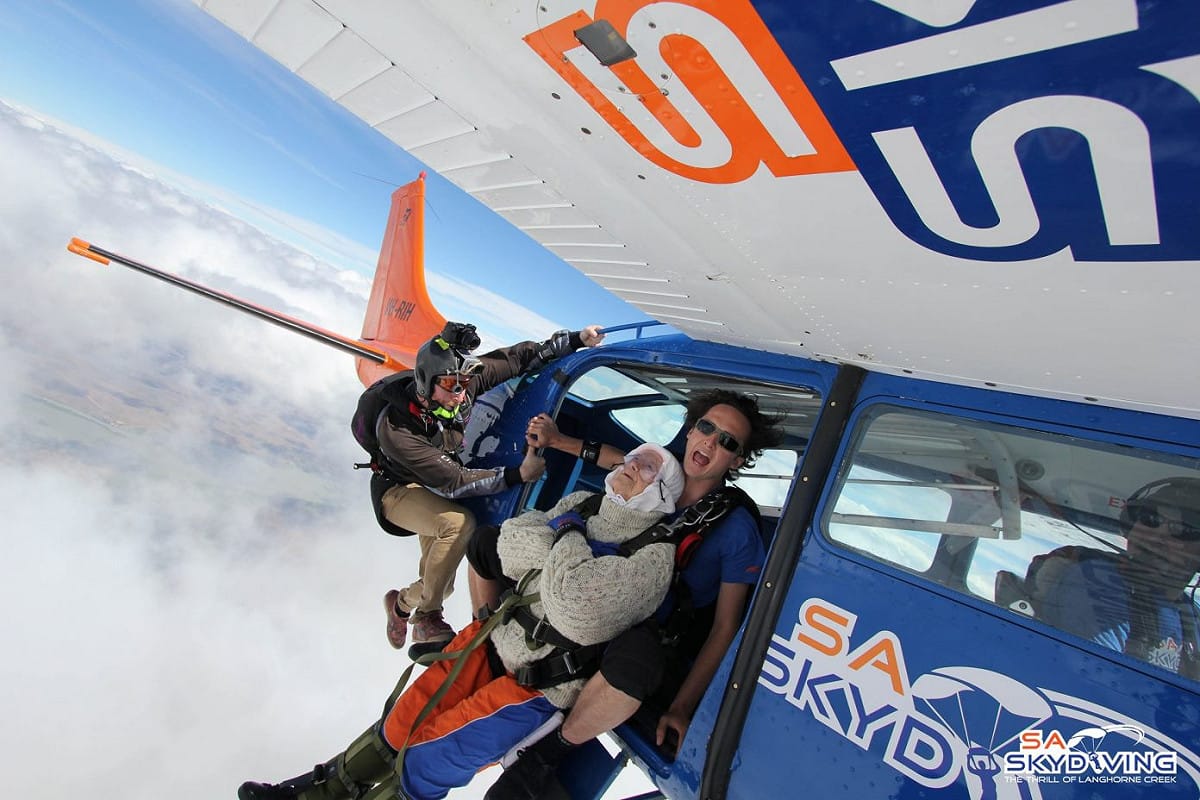102歲阿嬤瑞奧希淡定跳傘。 圖／翻攝自SA Skydiving臉書