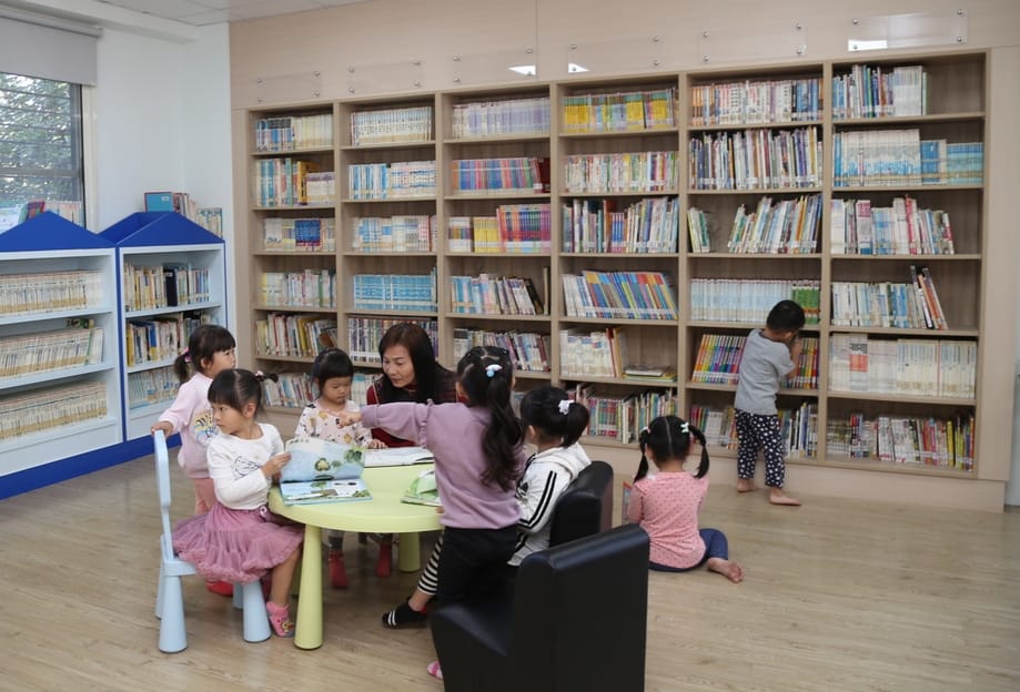 「身教式安靜閱讀」（MSSR）期望家長與老師透過身教，帶領學生打造閱讀情境。 圖／嘉義縣政府
