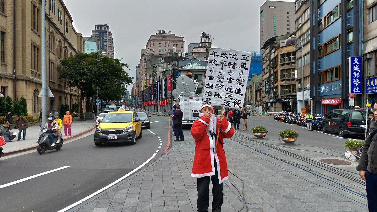 伯伯穿著耶誕老人裝反年改。 圖：陳佩君／攝