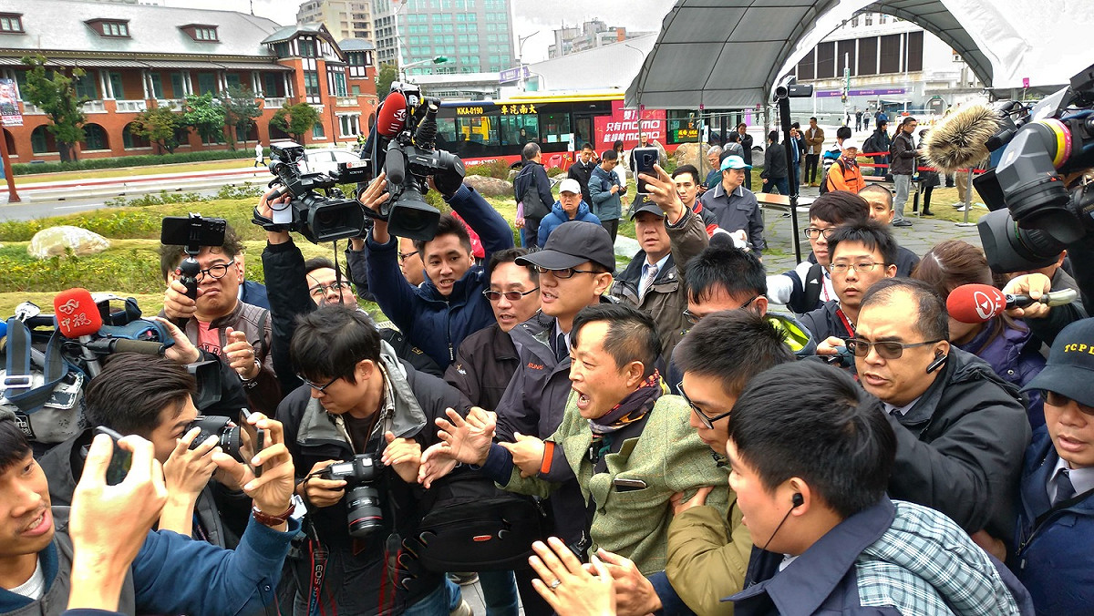 陳峻涵被警方架走。 圖：陳佩君／攝