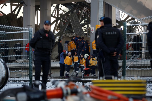 土耳其高速列車意外造成7人死亡40多人受傷，目前正在進行搜救行動，同時警方也展開調查事故原因。 圖：達志影像/路透社