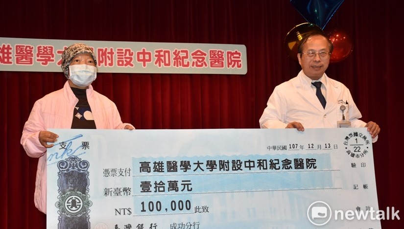 陳姓病友（左）捐十萬回饋高醫，由院長侯明鋒代表接受。 圖：孫家銘／攝