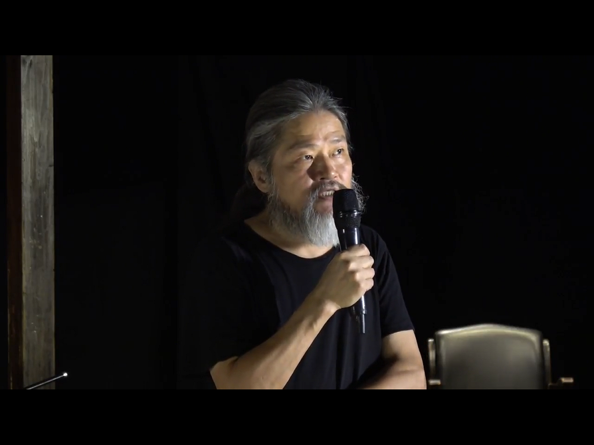 孟浪今年初在台灣出版劉曉波紀念詩集後，2月14日和妻子從居住地花蓮飛往香港過春節。但一到香港機場就累倒並嘔吐，隨即送醫治療，3月被確診為肺癌第4期，並已擴散至腦部。 圖：翻攝自Youtube