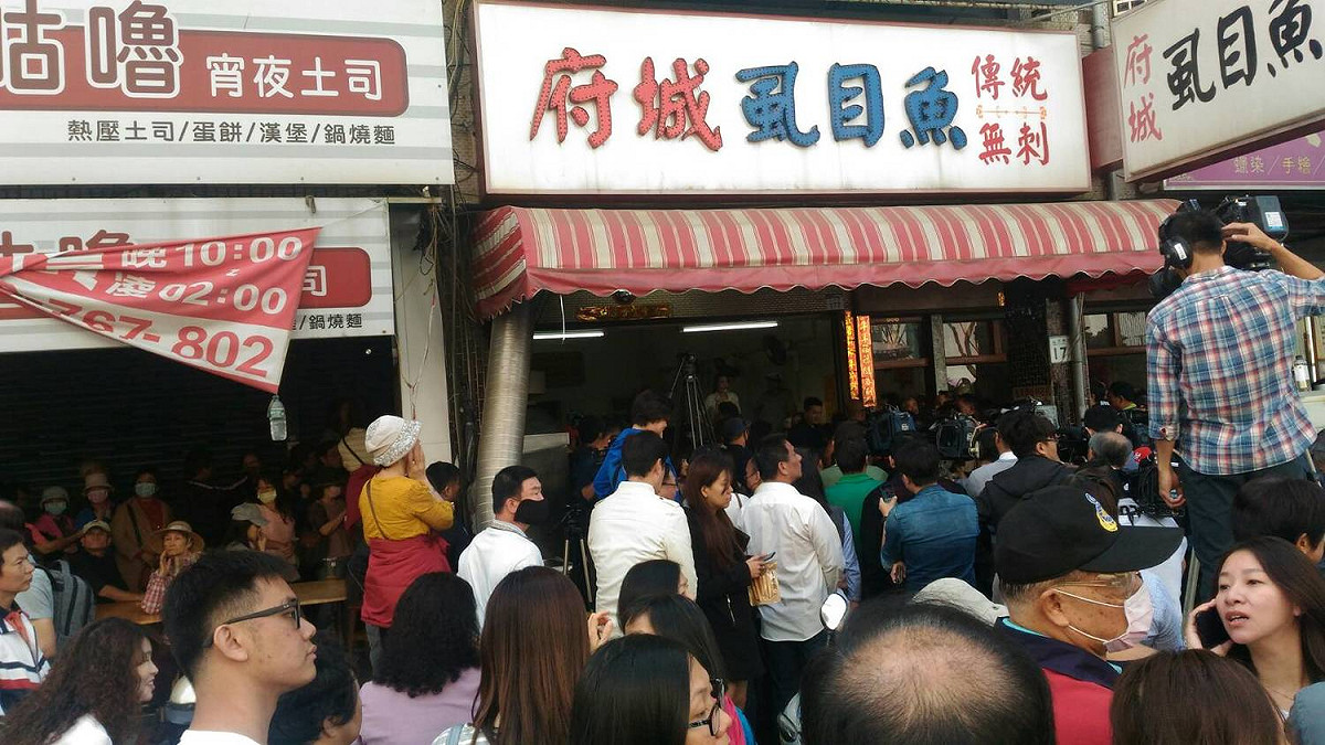 大批媒體和韓迷擠爆府城虱目魚。 圖 :孫家銘/攝