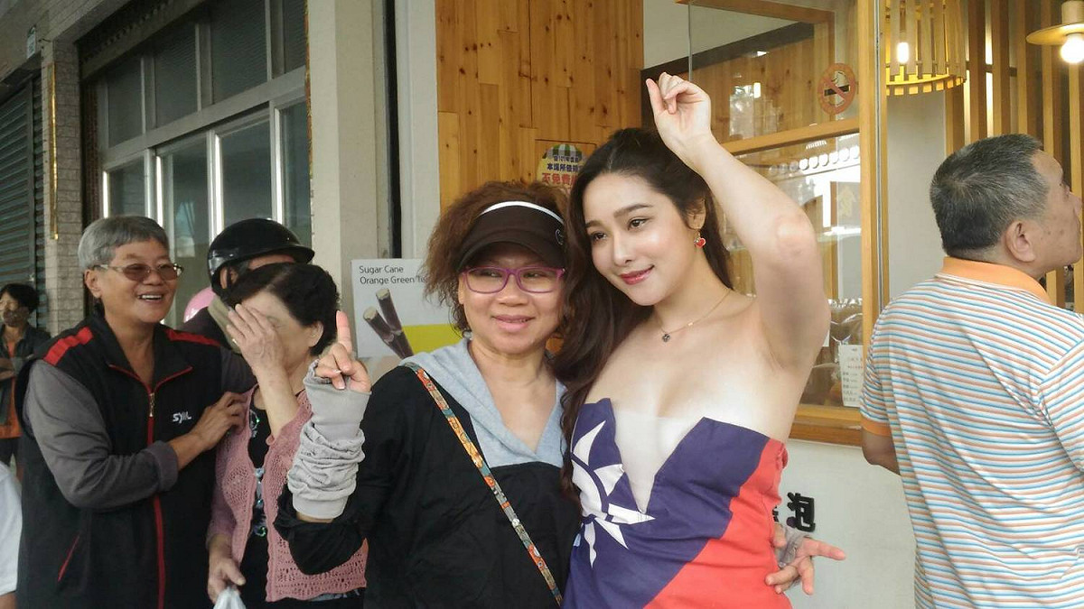 國旗辣妹性感破表。 圖 :孫家銘/攝