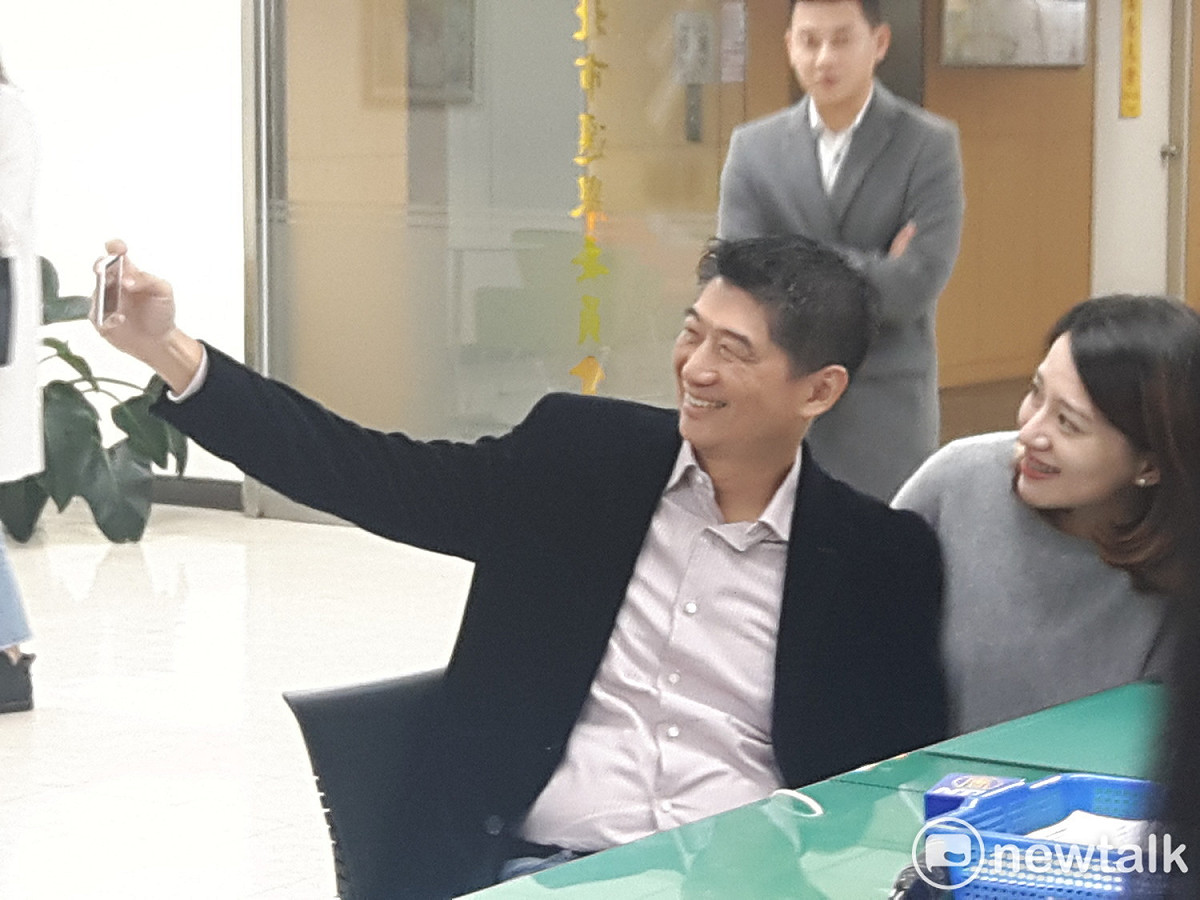 等待選委會人員審查資料時，陳炳甫還拿起相機和太太開心自拍，為今天的登記留影記錄。 圖：林昀真／攝