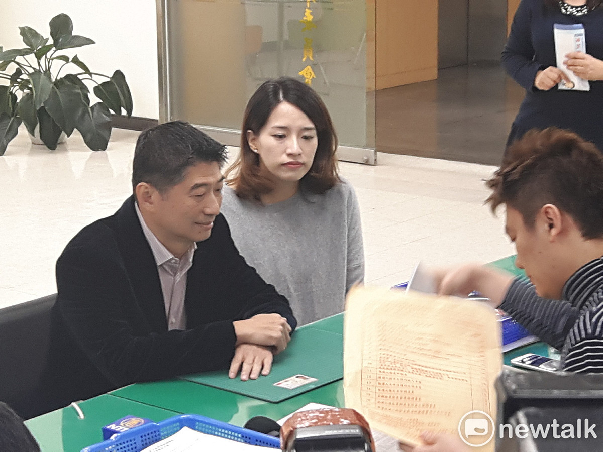 陳炳甫今天由太太及兩位朋友陪同登記參選立委補選。 圖：林昀真／攝