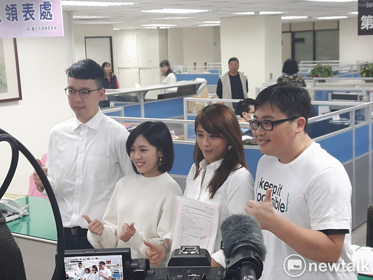 陳思宇上午由學姐黃靜瑩、市府發言人劉奕霆、小牛柯昱安及柯團隊陣營大陣仗陪同前往選委會完成立委補選登記。 圖：林昀真／攝