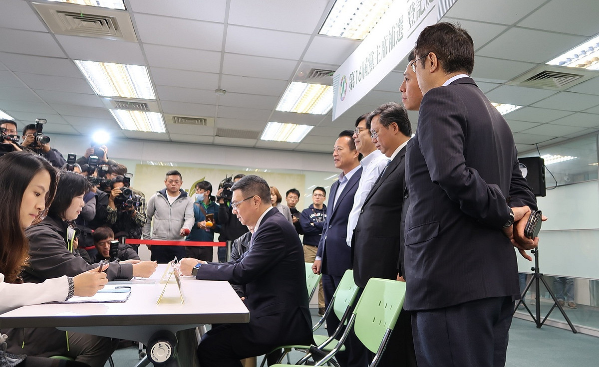 行政院秘書長卓榮泰14日前往黨中央登記選主席。 圖：林朝億/攝
