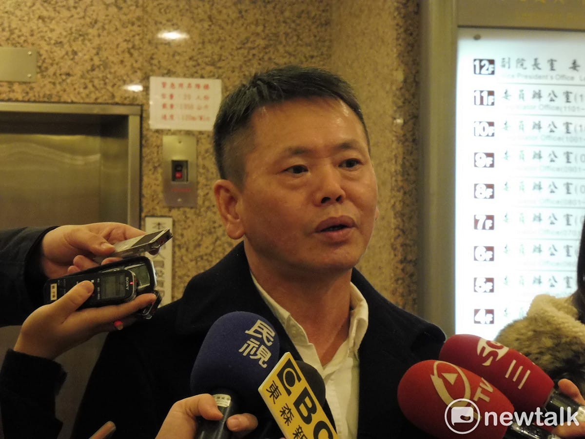 國民黨立委林為洲今（14）日接受廣播專訪時，在廣告時間不經意說出國民黨組發會主委李哲華「是吳敦義的狗」，由於網路直播仍在進行中，這句話流傳出去，他下午受訪時兩度致歉。 圖：謝莉慧/攝