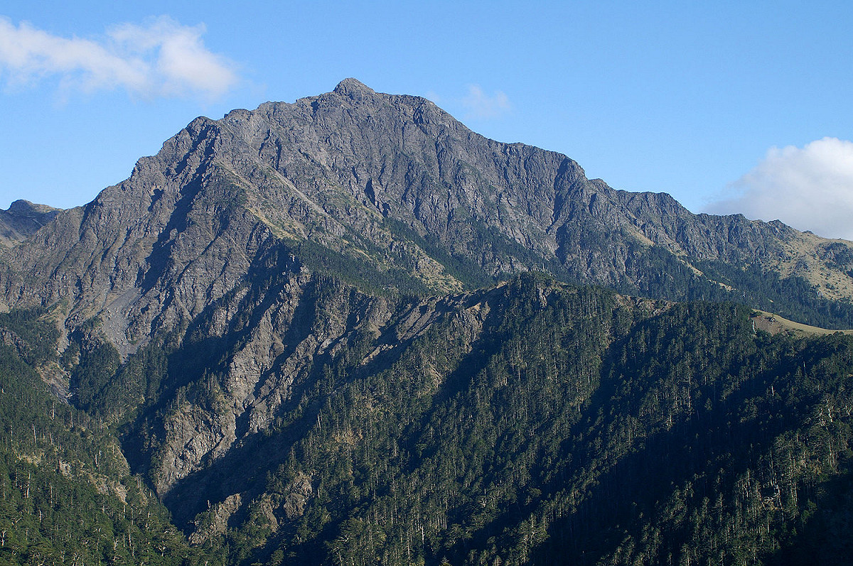 2019年全國最早曙光出現在台中市南湖大山，時間落在凌晨5點7分，平地則在蘭嶼的龍頭岩凌晨5點12分。 圖：截自維基百科