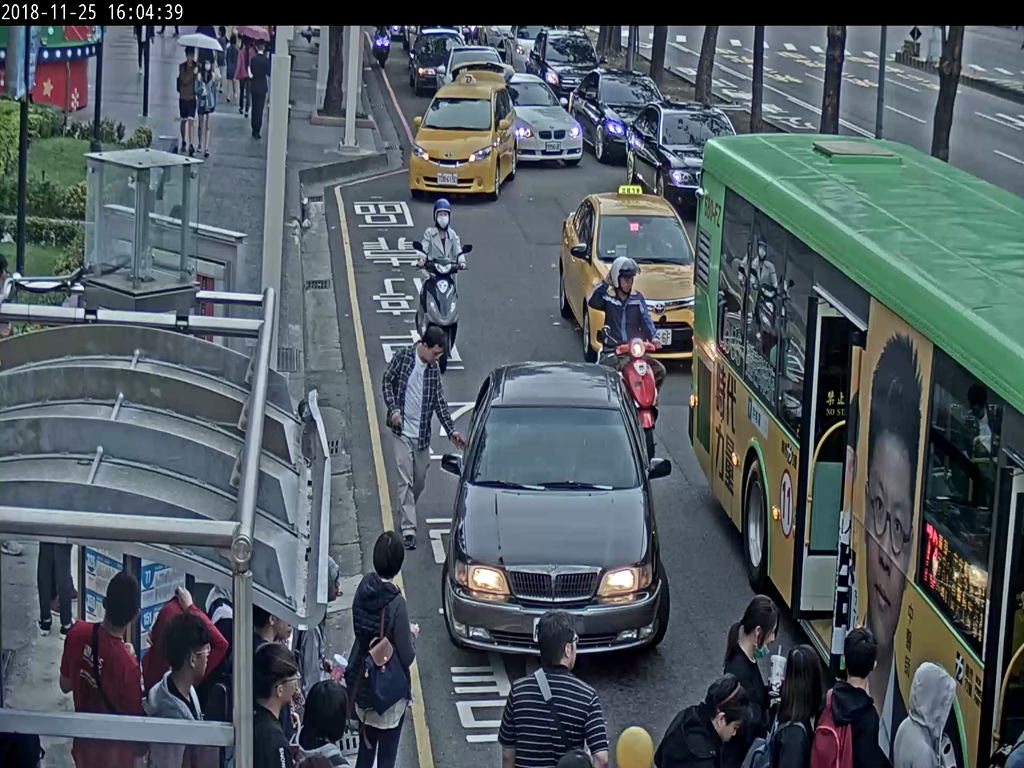 部分駕駛人貪圖方便，常將車輛停放在公車停靠區，導致公車無法正常停靠路邊。 圖：台中市政府／提供