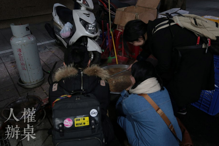 人權辦桌工作小組舉行辦桌活動，希望提供交流的機會。 圖:來源自人權辦桌臉書專頁。