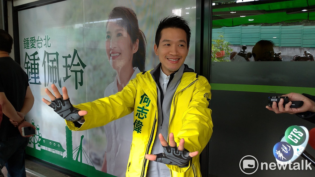 站上吉普車前，何志偉特別拿出他的幸運物手套，他說，吉普車急煞很危險，手套可以讓他比較好抓欄杆。 圖：陳佩君／攝
