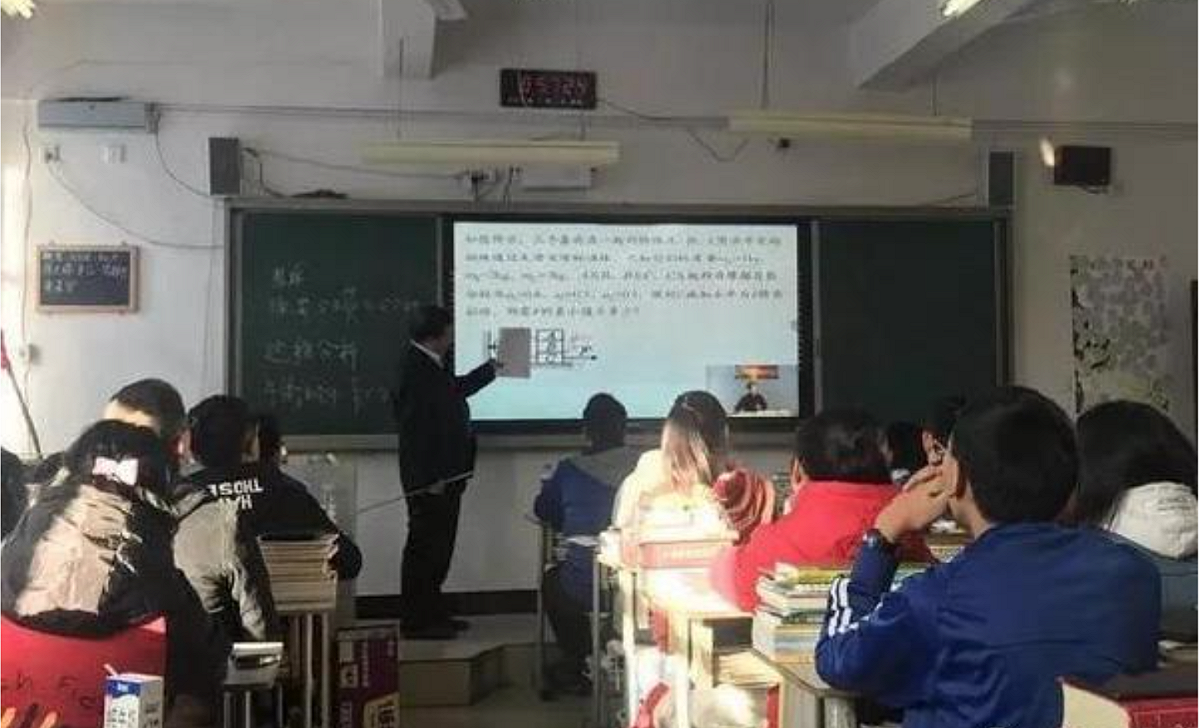 中國近日瘋傳一篇「這塊螢幕可能改變命運」的文章引發熱議。 圖：取自《冰點週刊》