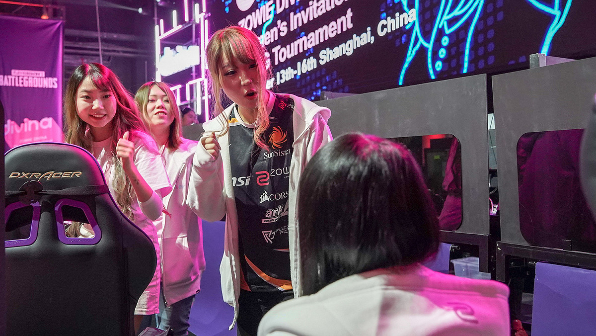 日本選手們也特別過來稱讚Sunny精湛的表現 圖：ZOWIE/提供