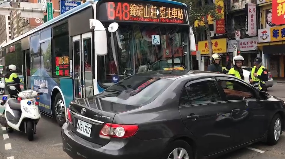 羅斯福路3段與新生南路口，發生一起公車撞自小客車事故，四人受傷送醫。