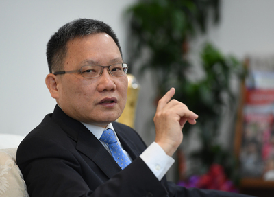 學者出身的財政部長蘇建榮很重視財政秩序，他接受中央社專訪時透露，深信國家所面臨的財政問題，絕對沒有所謂的「特效藥」，因此必須從基礎結構開始改革。 圖/中央社