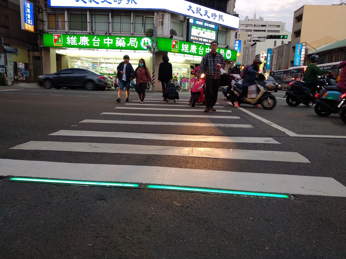 台中市政府表示，後續將向中央爭取經費，擴大辦理夜間視線及行車視距較差的行人穿越道。 圖：台中市政府／提供