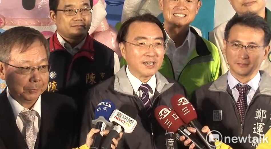 桃園捷運公司董事長劉坤億宣布，配合桃園跨年晚會在高鐵桃園站前廣場舉行，桃捷公司當天將連續４１小時不打烊，加強人潮紓運。 圖：林昀真／攝