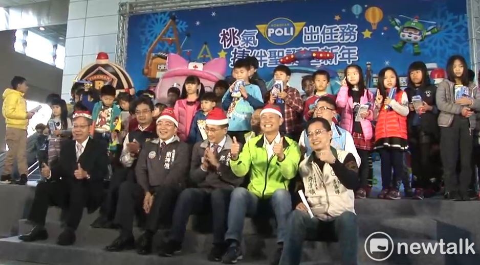 桃捷公司與銀行業者合作，自即日起至明年二月底推出「桃氣POLI出任務 捷伴聖誕過新年」活動，邀請大朋友小朋友聖誕跨年期間，和救援小英雄們搭機捷出任務。 圖：林昀真／攝