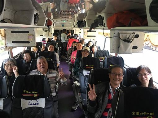 李來希揪團搭遊覽車南下參觀豪宅建案。 圖：翻攝李來希臉書