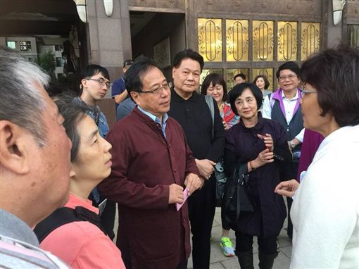 李來希一行人到高雄參觀建案。 圖：翻攝李來希臉書