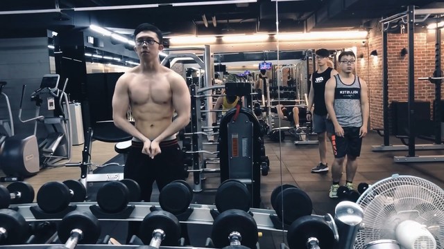 孫安佐健身後，脫掉上衣大秀好身材。 圖：翻攝孫安佐youtube