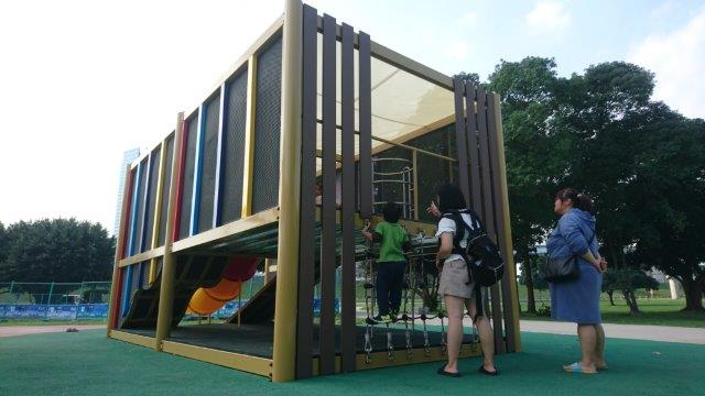 以貨櫃屋為造型的小型遊玩空間，設有攀爬及溜滑梯遊具。 圖：新北市政府／提供