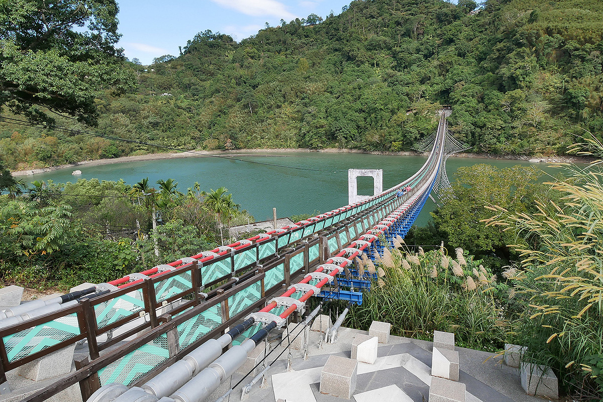 復興區新溪口吊橋，可以看見大自然群山環繞的美景。 圖：桃園市政府／提供