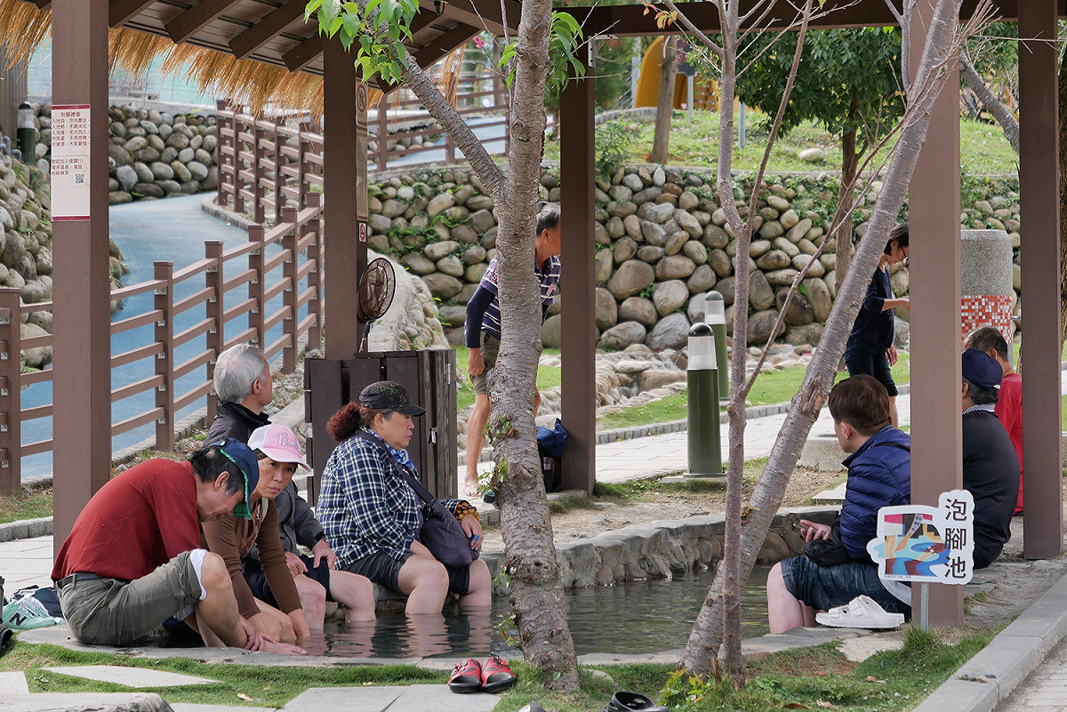 羅浮接駁站旁的泡腳池。 圖：桃園市政府／提供