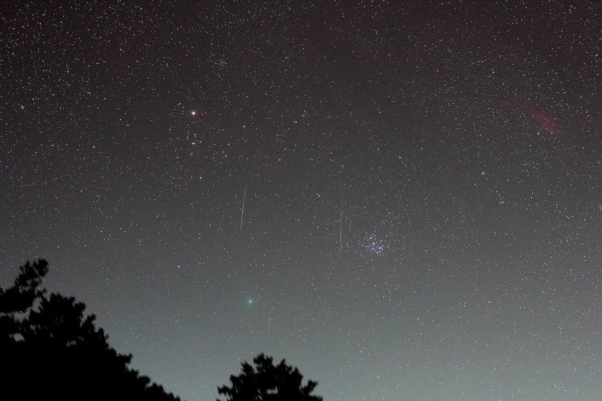 流星雨以及彗星同框。 圖：中央氣象局報天文粉絲專頁