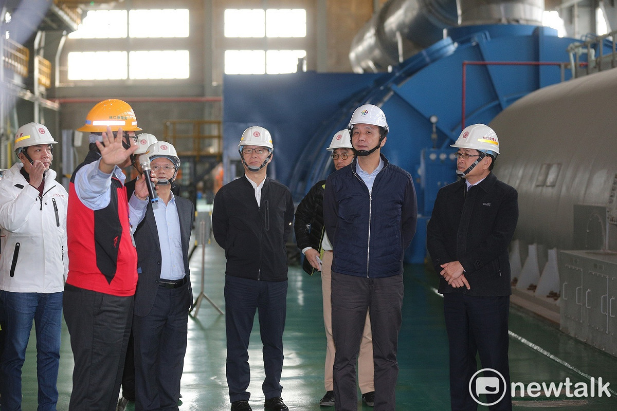 新北市長朱立倫上午到林口發電廠廠區視察時表示，市府一直秉持理性、專業、合法態度支持國內的能源政策，從來沒有反對或卡關。