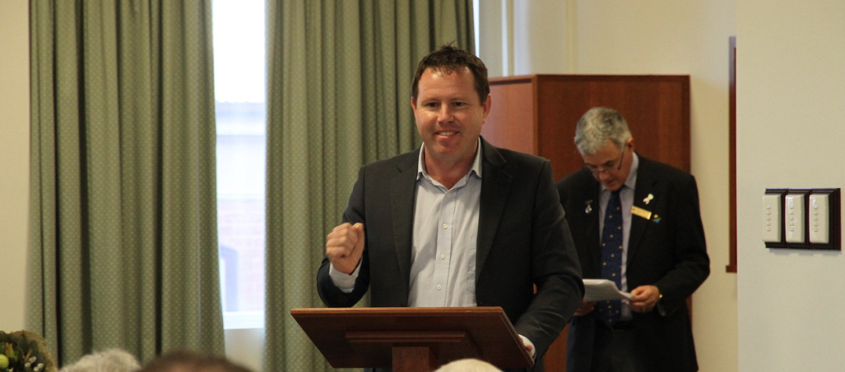 澳洲國會議員布羅德（Andrew Broad）遭媒體爆料與女子幽會醜聞，他今（17）日請辭副總理助理部長一職。 圖：取自Andrew Broad/臉書
