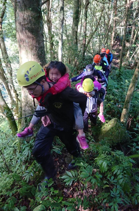 新竹市10多名登山客16日前往新竹縣尖石鄉山區登山，其中兩對母女走得較慢，脫隊後因走錯岔路而失聯，新竹縣消防局獲報前往救援，17日發現4人，所幸均無大礙。 圖 : 新竹縣政府消防局/提供