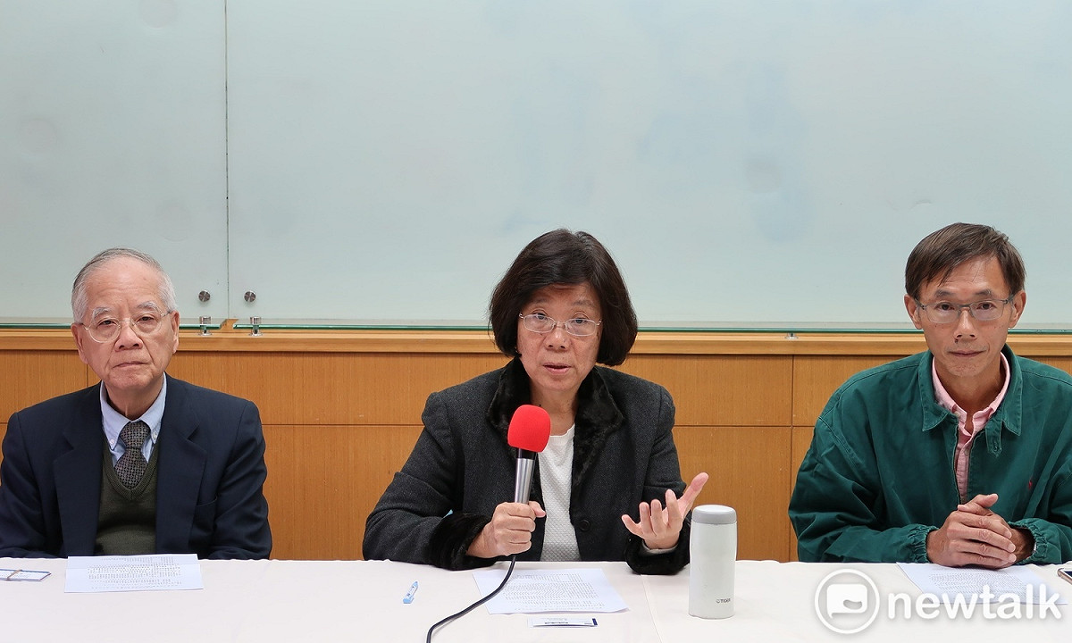 台大經濟系教授鄭秀玲（中）。 圖：林朝億/攝(資料照片)