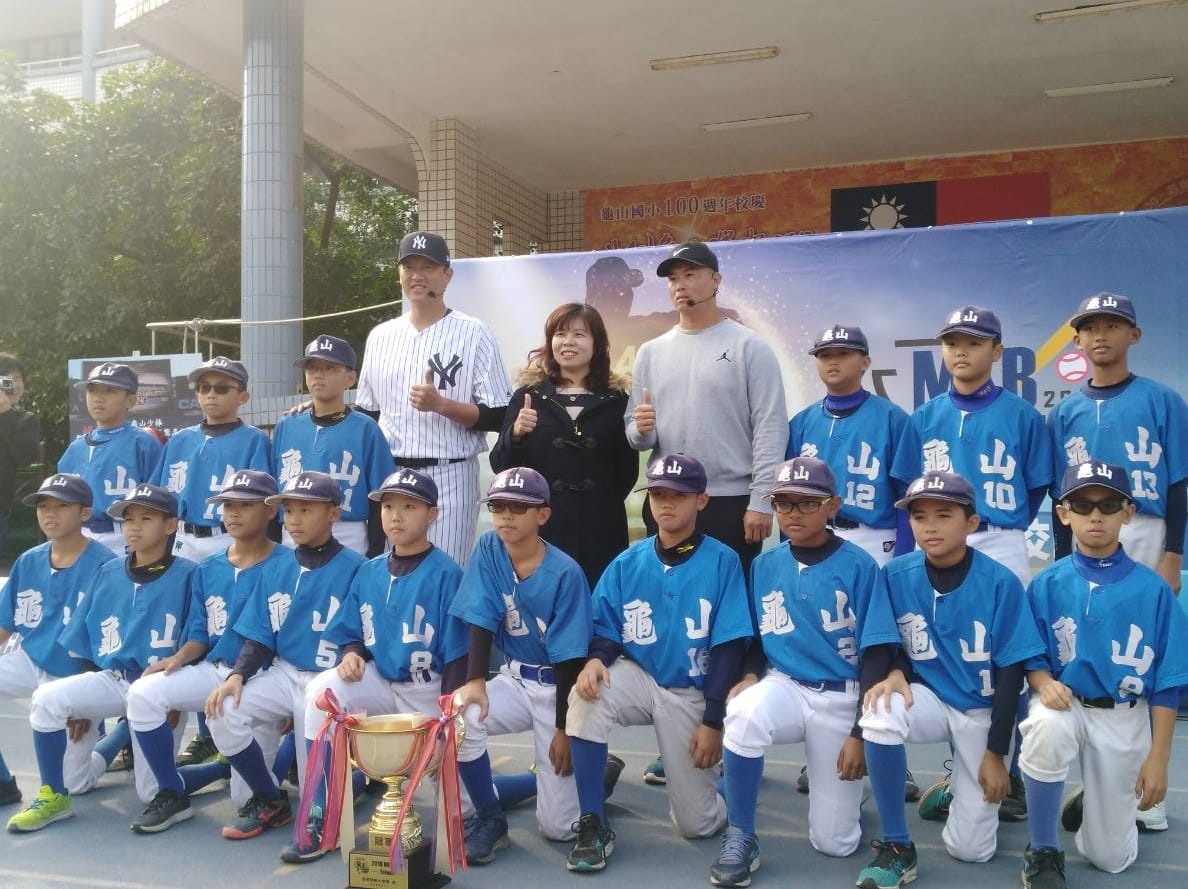 擁有多年大聯盟資歷的選手-王建民，擔任這場 「MLB CUP Taiwan 前進校園」一日講師，來將其努力重返大聯盟的經驗及棒球 知識傳授給龜山國小冠軍隊的小球員們。 圖／黃建霖攝