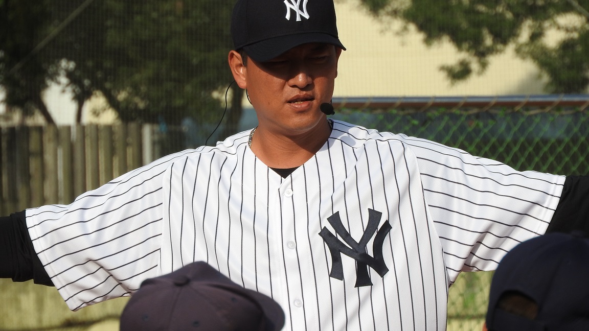 擁有多年大聯盟資歷的選手-王建民，擔任這場 「MLB CUP Taiwan 前進校園」一日講師，來將其努力重返大聯盟的經驗及棒球 知識傳授給龜山國小冠軍隊的小球員們。 圖／黃建霖攝