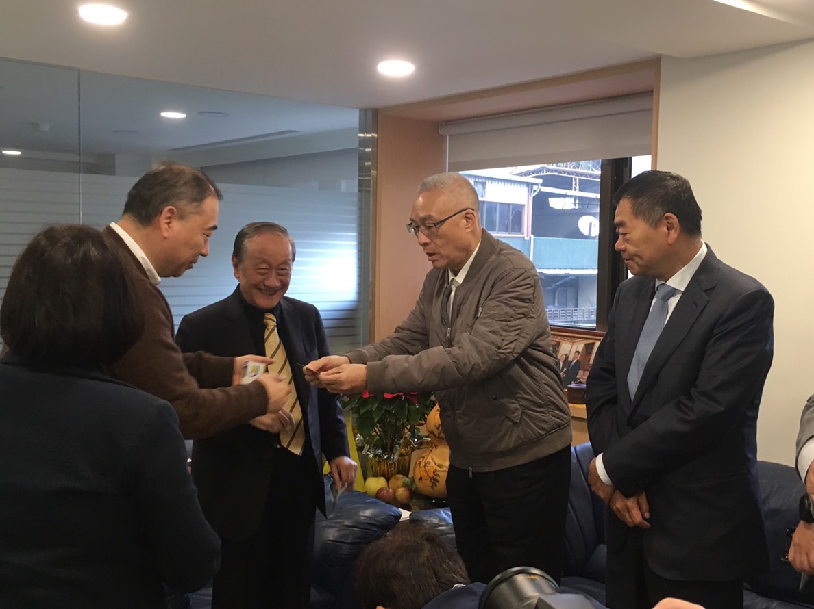 國民黨主席吳敦義今（17）天下午在台北市黨部主委黃呂錦茹、正副議長人選陳錦祥與葉林傳陪同下，拜會新黨主席郁慕明。 圖：趙婉淳／攝