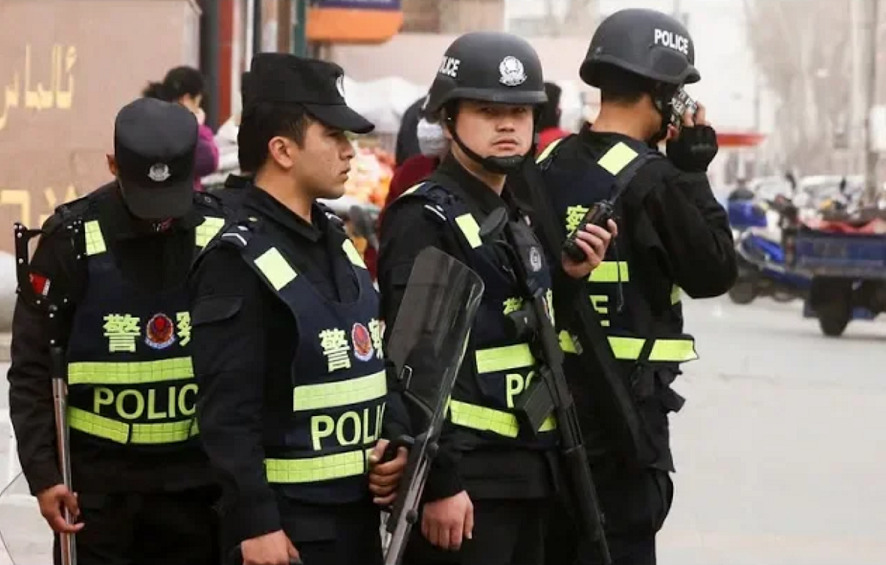 中國在新疆關押百萬穆斯林實施「再教育營」，現又傳出可能強迫被拘押者勞動。 圖：翻攝自Youtube