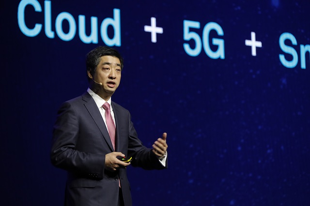 中國華為輪值董事長胡厚崑上月參加倫敦全球行動寬頻論壇，推銷自家產品。 圖：翻攝華為官網
