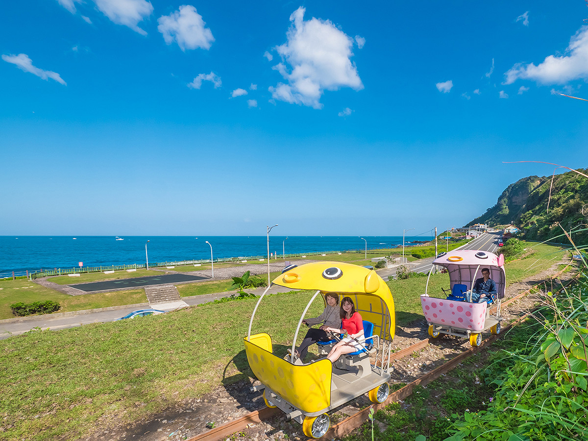 「深澳鐵道自行車」結合了沿岸海景、生態、礦坑、鐵道等特色。 圖：新北市政府／提供