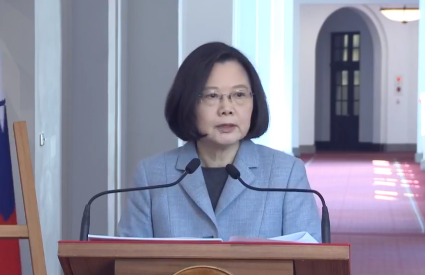 總統蔡英文今(18)日上午10:40進行第三次的「迴廊談話」。 圖：翻攝自蔡英文臉書