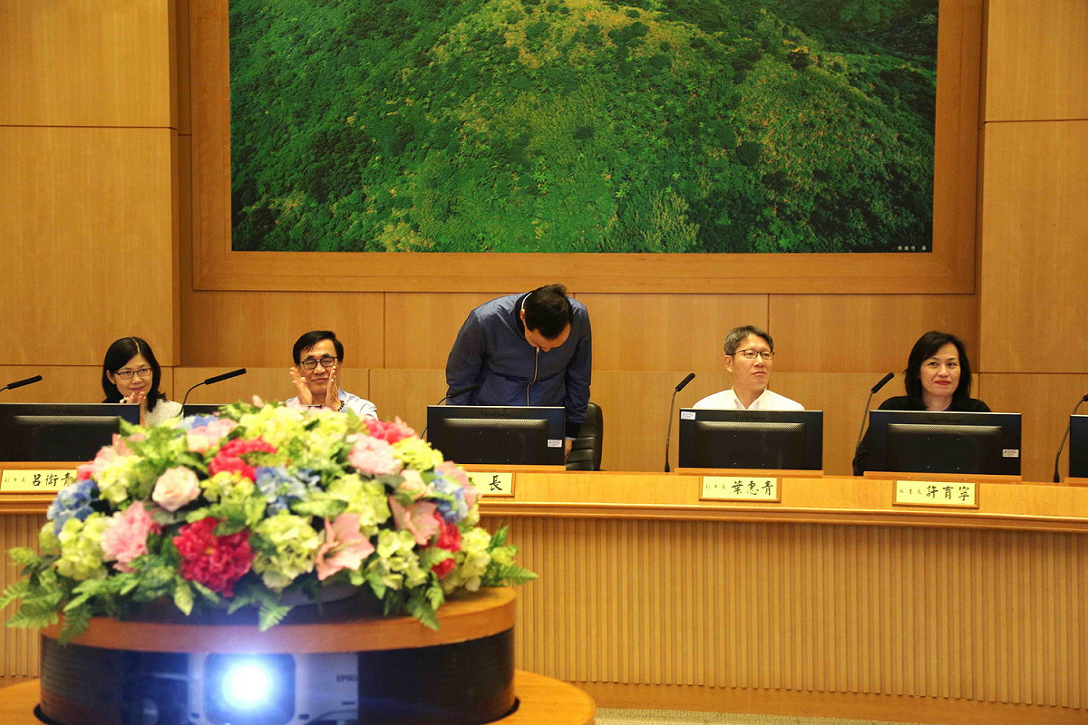朱立倫今 (17)日主持第413次市政會議，也是任內最後一次市政會議，結束前起身向在座局處長鞠躬致謝。 圖：王峻昌/攝