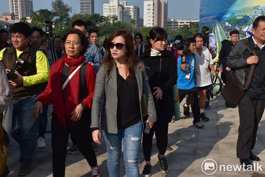 高雄市新聞局長王淺秋（左三）偕主秘簡美玲（左二）試走韓國瑜就職當天水路。 圖：孫家銘/攝