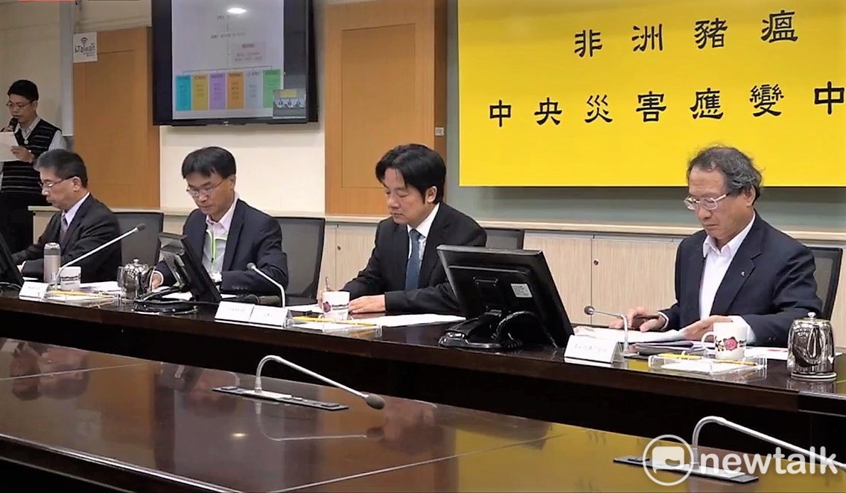 農委會今（18）日成立中央災害應變中心，由各相關部會及22個縣市動物防疫機關參與首次會議，並由行政院長賴清德主持。 圖 : 謝莉慧/攝