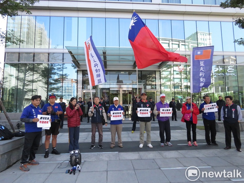 深藍團體「藍天行動聯盟」今（18）天上午突襲馬英九辦公室，痛批馬是帶領國民黨走向滅亡的罪人，應該要深切反省且「閉門思過」，千萬不要再有想選2020的想法。 圖：趙婉淳／攝